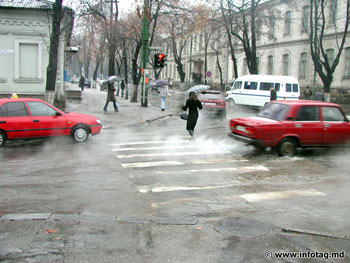 25.11.2005 MAI MULTE LOCALITĂŢI DIN MOLDOVA AU RĂMAS FĂRĂ CURENT DIN CAUZA PRECIPITAŢIILOR