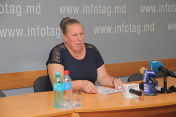 O FEMEIE DIN MOLDOVA CERE AUTORITĂŢILOR SĂ-L IZOLEZE PE SOŢUL SĂU, SUSPECTAT DE VIOLAREA FIICEI