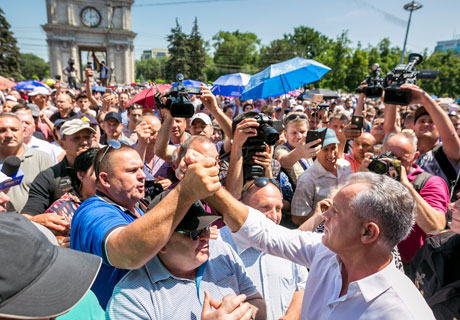 ЛИДЕР ДЕМПАРТИИ ВЛАД ПЛАХОТНЮК ЗАЯВИЛ, ЧТО ПЕРЕХОДИТ В ОППОЗИЦИЮ, НО «ОСТАЕТСЯ НА БАРРИКАДАХ И СКОРО ВЕРНЕТСЯ В СТРАНУ» ЛИДЕР ДЕМПАРТИИ ВЛАД ПЛАХОТНЮК ЗАЯВИЛ, ЧТО ПЕРЕХОДИТ В ОППОЗИЦИЮ, НО «ОСТАЕТСЯ НА БАРРИКАДАХ И СКОРО ВЕРНЕТСЯ В СТРАНУ»
