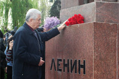 ПРЕЗИДЕНТ МОЛДОВЫ ВОЗЛОЖИЛ ЦВЕТЫ К ПАМЯТНИКУ ВОЖДЮ МИРОВОГО ПРОЛЕТАРИАТА ВЛАДИМИРУ ЛЕНИНУ