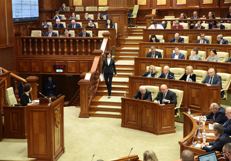 PARLAMENTUL DEZBATE MOŢIUNEA DE CENZURĂ ÎMPOTRIVA GUVERNULUI PARLAMENTUL DEZBATE MOŢIUNEA DE CENZURĂ ÎMPOTRIVA GUVERNULUI