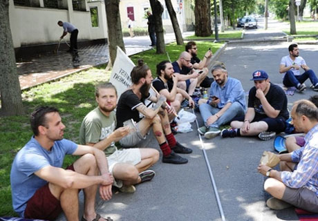 ACTIVIŞTII ORGANIZAŢIEI OCCUPY GUGUŢĂ AU LUAT PRÂNZUL ÎN FAŢA REŞEDINŢEI PREŞEDINTELUI, ÎN SEMN DE PROTEST ACTIVIŞTII ORGANIZAŢIEI OCCUPY GUGUŢĂ AU LUAT PRÂNZUL ÎN FAŢA REŞEDINŢEI PREŞEDINTELUI, ÎN SEMN DE PROTEST