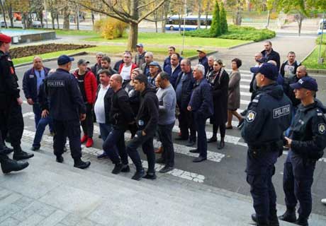 TRANSPORTATORII AU IEŞIT IARĂŞI LA PROTESTE TRANSPORTATORII AU IEŞIT IARĂŞI LA PROTESTE