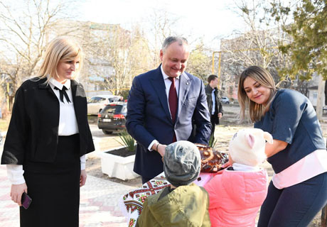 PREŞEDINTELE IGOR DODON A DECIS SĂ CUMPERE CU SPRIJINUL UNEI FUNDAŢII DE BINEFACERE 50 TONE DE STRUGURI ŞI SĂ-I DISTRIBUIE GRĂDINIŢELOR PREŞEDINTELE IGOR DODON A DECIS SĂ CUMPERE CU SPRIJINUL UNEI FUNDAŢII DE BINEFACERE 50 TONE DE STRUGURI ŞI SĂ-I DISTRIBUIE GRĂDINIŢELOR