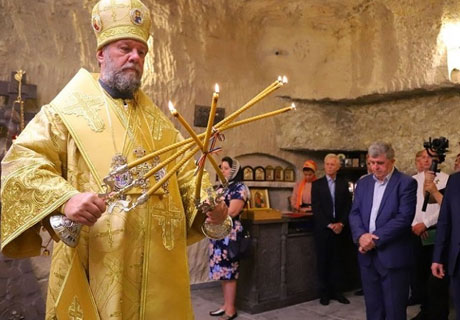 MITROPOLITUL VLADIMIR A SFINŢIT O BISERICĂ SUBTERANĂ DESCHISĂ LA COMBINATUL DE VINURI „CRICOVA” MITROPOLITUL VLADIMIR A SFINŢIT O BISERICĂ SUBTERANĂ DESCHISĂ LA COMBINATUL DE VINURI „CRICOVA”
