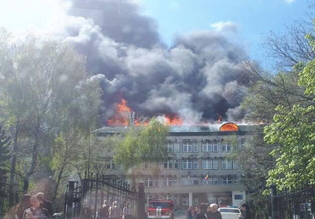 VINERI, LA CHIŞINĂU AU IZBUCNIT ÎN ACELAŞI TIMP DOUĂ INCENDII DE PROPORŢII VINERI, LA CHIŞINĂU AU IZBUCNIT ÎN ACELAŞI TIMP DOUĂ INCENDII DE PROPORŢII