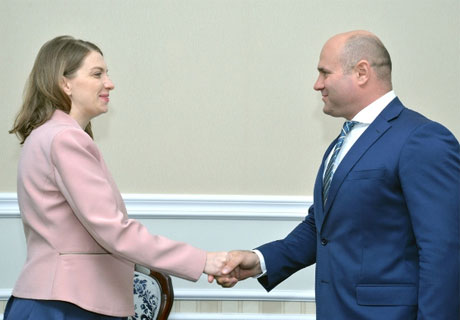 MINISTRUL APĂRĂRII S-A ÎNTÂLNIT CU ŞEFA OFICIULUI DE LEGĂTURĂ NATO MINISTRUL APĂRĂRII S-A ÎNTÂLNIT CU ŞEFA OFICIULUI DE LEGĂTURĂ NATO
