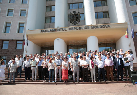 CIRCA 100 DE REPREZENTANŢI AI AUTORITĂŢILOR LOCALE CONDAMNĂ REGIMUL LUI PLAHOTNIUC ŞI SPRIJINĂ NOUL GUVERN CIRCA 100 DE REPREZENTANŢI AI AUTORITĂŢILOR LOCALE CONDAMNĂ REGIMUL LUI PLAHOTNIUC ŞI SPRIJINĂ NOUL GUVERN