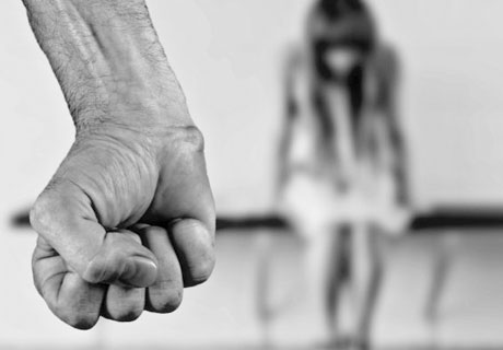 VIOLENŢA ÎMPOTRIVA FEMEILOR ŞI COPIILOR ESTE ÎN CONTINUARE UNA DINTRE PRINCIPALELE PROBLEME ÎN SOCIETATEA MOLDOVEI VIOLENŢA ÎMPOTRIVA FEMEILOR ŞI COPIILOR ESTE ÎN CONTINUARE UNA DINTRE PRINCIPALELE PROBLEME ÎN SOCIETATEA MOLDOVEI