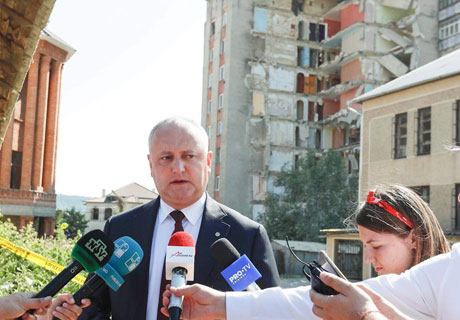 AUTORITĂŢILE VOR OFERI LOCUINŢĂ SAU COMPENSAŢII MATERIALE TUTUROR LOCATARILOR BLOCULUI PRĂBUŞIT DIN OTACI AUTORITĂŢILE VOR OFERI LOCUINŢĂ SAU COMPENSAŢII MATERIALE TUTUROR LOCATARILOR BLOCULUI PRĂBUŞIT DIN OTACI