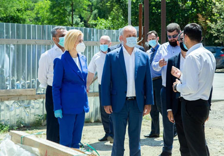 ÎN TIMPUL VIZITEI PREŞEDINTELUI ÎN GĂGĂUZIA, CEI CARE AU AVUT DE SUFERIT DE PE URMA INUNDAŢIILOR AU PRIMIT PLICURI CU BANI – JURNALIST ÎN TIMPUL VIZITEI PREŞEDINTELUI ÎN GĂGĂUZIA, CEI CARE AU AVUT DE SUFERIT DE PE URMA INUNDAŢIILOR AU PRIMIT PLICURI CU BANI – JURNALIST