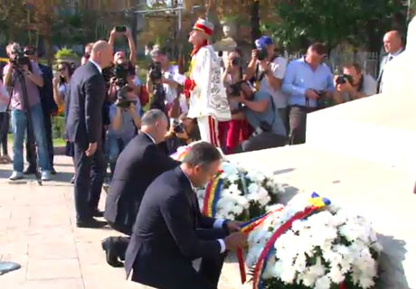 CONDUCEREA ȚĂRII A DEPUS FLORI LA MONUMENTUL LUI ȘTEFAN CEL MARE, ÎN TIMP CE PROTESTATARII AU SCANDAT LOZINCI ANTIGUVERNAMENTALE CONDUCEREA ȚĂRII A DEPUS FLORI LA MONUMENTUL LUI ȘTEFAN CEL MARE, ÎN TIMP CE PROTESTATARII AU SCANDAT LOZINCI ANTIGUVERNAMENTALE