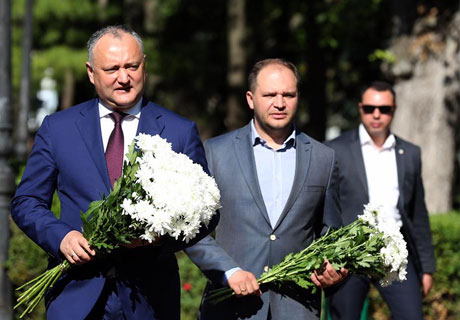 PREŞEDINTELE A DEPUS FLORI LA BUSTUL POETULUI RUS ALEKSANDR PUȘKIN PREŞEDINTELE A DEPUS FLORI LA BUSTUL POETULUI RUS ALEKSANDR PUȘKIN
