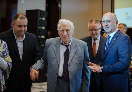 VETERANUL CHIRURGIEI MOLDOVENE, EUGEN MALOMAN, A FOST PREMIAT CU O „CLEPSIDRĂ” VETERANUL CHIRURGIEI MOLDOVENE, EUGEN MALOMAN, A FOST PREMIAT CU O „CLEPSIDRĂ”
