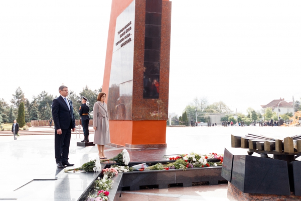PREȘEDINTA MOLDOVEI ȘI PREȘEDINTELE PARLAMENTULUI DEPUN FLORI LA MEMORIALUL „ETERNITATE” AL GLORIEI MILITARE