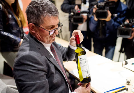 GHEORGHE ARPENTIN: ”RISCĂM SĂ RĂMÂNEM FĂRĂ VITICULTURĂ , DACĂ NU INVESTIM ÎN DEZVOLTAREA DURABILĂ A SECTORULUI VITIVINICOL DIN MOLDOVA” GHEORGHE ARPENTIN: ”RISCĂM SĂ RĂMÂNEM FĂRĂ VITICULTURĂ , DACĂ NU INVESTIM ÎN DEZVOLTAREA DURABILĂ A SECTORULUI VITIVINICOL DIN MOLDOVA”