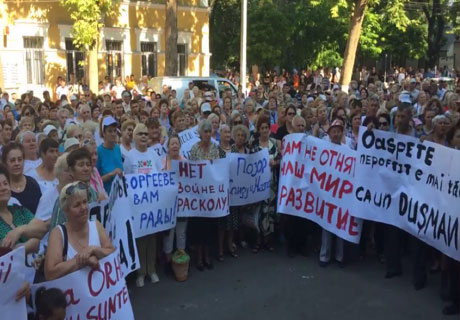HUNDREDS OF ORHEI PENSIONERS CAME TO DEFEND THEIR PRIMARIA FROM SUPPORTERS OF MAYA SANDU AND ANDREI NASTASE HUNDREDS OF ORHEI PENSIONERS CAME TO DEFEND THEIR PRIMARIA FROM SUPPORTERS OF MAYA SANDU AND ANDREI NASTASE
