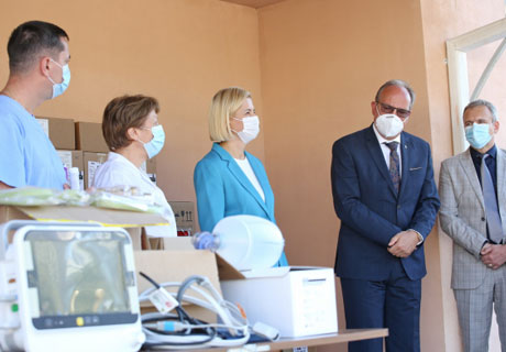 ROMANIAN AMBASSADOR HANDS MEDICAL EQUIPMENT TO COMRAT DISTRICT HOSPITAL ROMANIAN AMBASSADOR HANDS MEDICAL EQUIPMENT TO COMRAT DISTRICT HOSPITAL