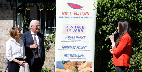 FRANK WALTER STEINMEIER PERSONALLY THANKS MOLDOVAN LADY CITIZEN FOR HER WORK IN BERLIN FRANK WALTER STEINMEIER PERSONALLY THANKS MOLDOVAN LADY CITIZEN FOR HER WORK IN BERLIN
