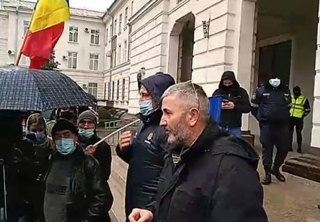 НЕСКОЛЬКО ДЕСЯТКОВ ВЕТЕРАНОВ ВОЙНЫ НА ДНЕСТРЕ ПРОТЕСТОВАЛИ У ГЕНПРОКУРАТРЫ, ТРЕБУЯ ОТСТАВКИ МИНИСТРА ВНУТРЕННИХ ДЕЛ НЕСКОЛЬКО ДЕСЯТКОВ ВЕТЕРАНОВ ВОЙНЫ НА ДНЕСТРЕ ПРОТЕСТОВАЛИ У ГЕНПРОКУРАТРЫ, ТРЕБУЯ ОТСТАВКИ МИНИСТРА ВНУТРЕННИХ ДЕЛ