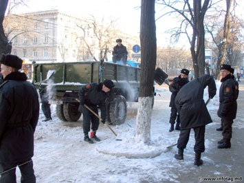 В уборке снега на улицах города принимают участие и силы правопорядка!