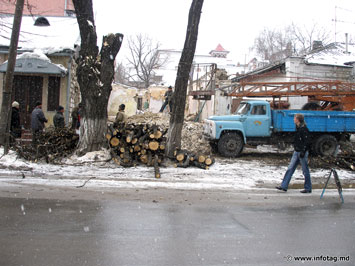 Снесение старых строений и обрезка деревьев в столице всегда актуальный вопрос