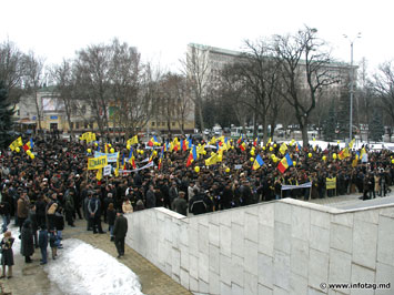 В митинге протеста против коммунистических властей  по данным сил правопорядка приняло участие около 2 500 человек, а по данным организаторов митинга – 5-6 тыс.  человек