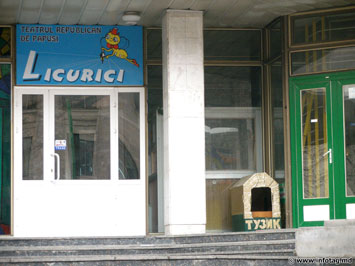 У входа в детский театр «Ликурич» в Кишиневе первым вас встречает…собака