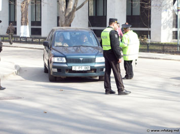 Полиция останавливает водителей без ремней безопасности