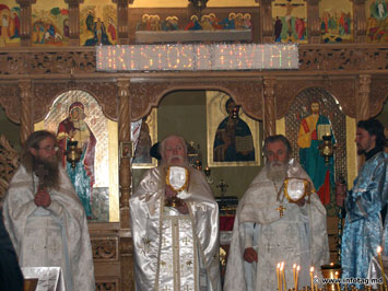 В Воскресную ночь в Добрушском монастыре монахи и миряне вместе прославили господа Бога