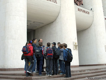 Группа лицеистов кишиневского лицея им. Г.Асаки дошла до парламента 