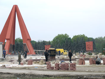 Так выглядит Мемориальный комплекс ETERNITATE в столице республики  (08.05.2006)