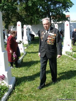 В День Победы над фашизмом здравствующие ветераны идут к могилам павших в битвах боевых товарищей