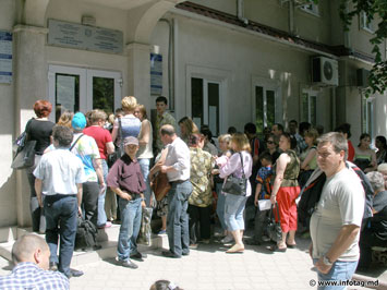 Граждане Республики Молдова привыкли стоять в очереди во всех учреждениях