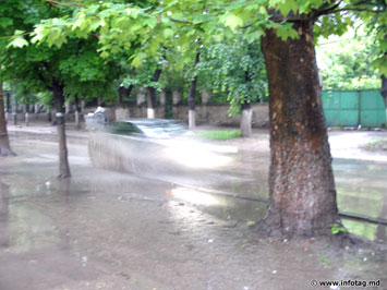 Во время дождя в столице опасно ходить даже по тротуару