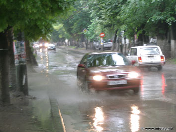 Во время дождя в столице опасно ходить даже по тротуару