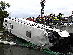 В пятницу утром  автобус с молдавскими туристами сошел с трассы и опрокинулся в канал вблизи австрийского города Виенер Нойштадт.  В аварии погибло трое человек,  19 получили ранения.