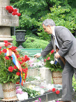Церемония возложения цветов по случаю годовщины русского поэта А.С. Пушкина
