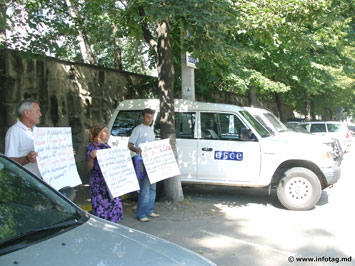 Бывшие владельцы Комратского кинотеатра провели акцию протеста у здания ОБСЕ