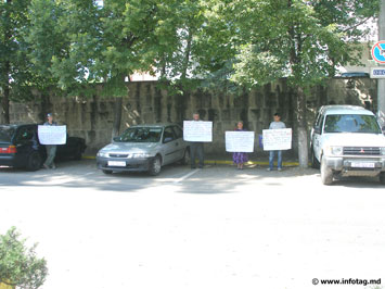 Бывшие владельцы Комратского кинотеатра провели акцию протеста у здания ОБСЕ