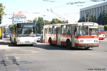 С 1 августа проезд в троллейбусе - 1 лей,  в автобусе –  2 лея