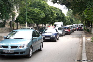 Даже на дорогах с односторонним движением в Кишиневе едут в разные стороны