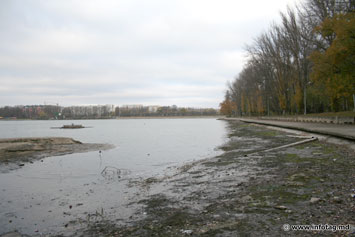 Озеро Валя Морилор сливают, опережая стоки из Дурлешт.
