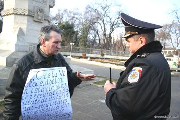 Историк Николае Крецу протестует у памятника Штефана чел Маре 