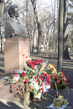  Цветы к памятнику Михая Еминеску в честь 157-летия 