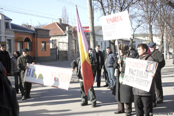 Президента Румынии Траяна Бэсеску приветствуют жители Кишинева.