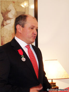 Александру Мунтяну вручен Орден почетного Легиона Франции. Он стал четвертым гражданином Молдовы, удостоенным столь высокой награды.