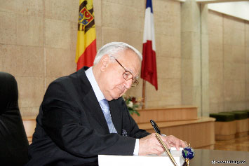 Председатель Сената Франции Кристиан Понселе расписался в Книге почета молдавского парламента