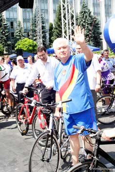 Президент Владимир Воронин показал класс велогонщикам