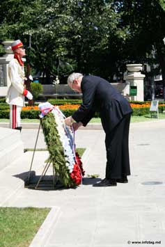 Президент Словакии Иван Гаспарович возложил цветы к памятнику Штефану чел Маре